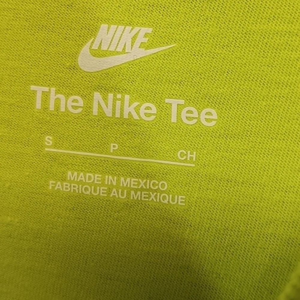 NWT Nike Sportswear Big Kids' T-Shirt in Green Size S